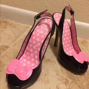 🎀Hello Kitty 🎀 black with pink bow heels size 7